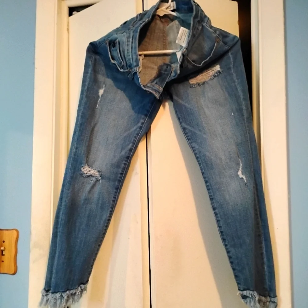 ๐๐ NWOT Womens 2 Pair Distressed Grunge Ripped Jeans Size 6 Denim Casual - Picture 3 of 5